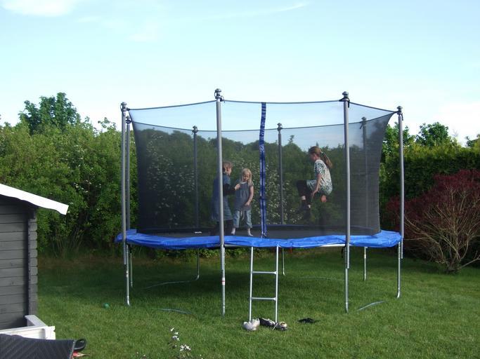 Trampolína zdobí nejednu zahradu