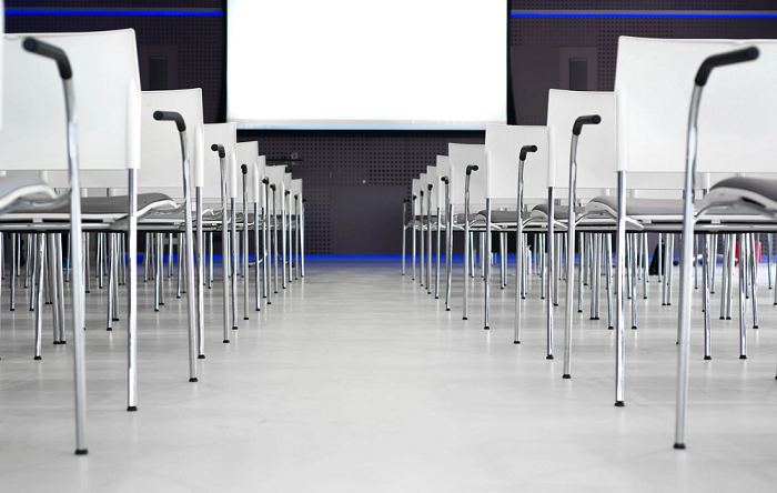 Konferenční židle – plastové nebo dřevěné?